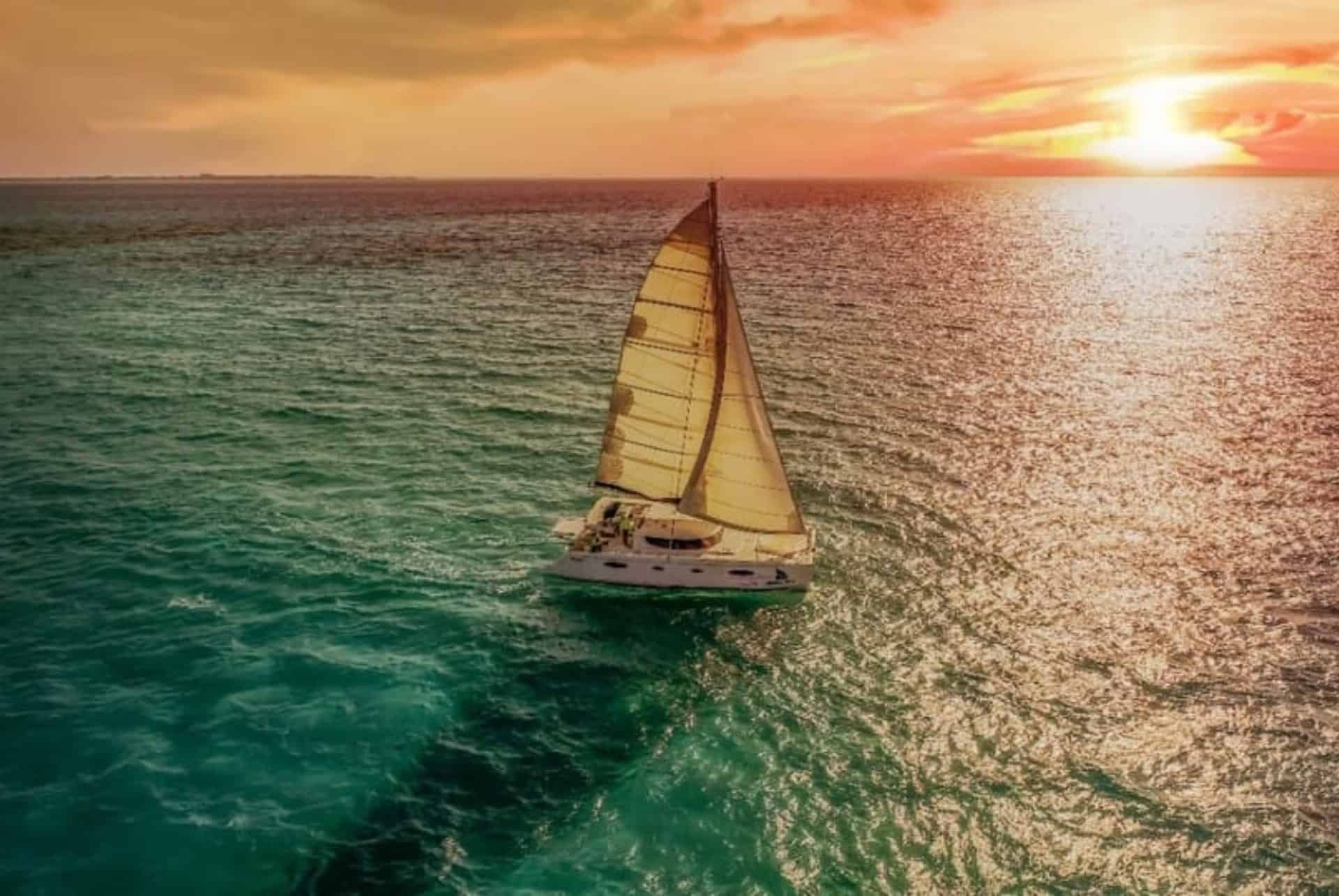 Dîner barbecue sur un catamaran et courte excursion au coucher du soleil Dîner barbecue sur un catamaran et courte excursion au coucher du soleil