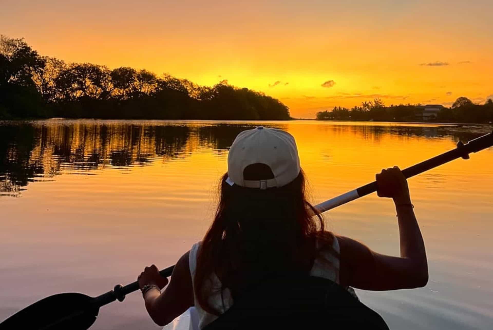 canoe kayak au coucher du soleil a maurice en juin canoe kayak au coucher du soleil a maurice en juin