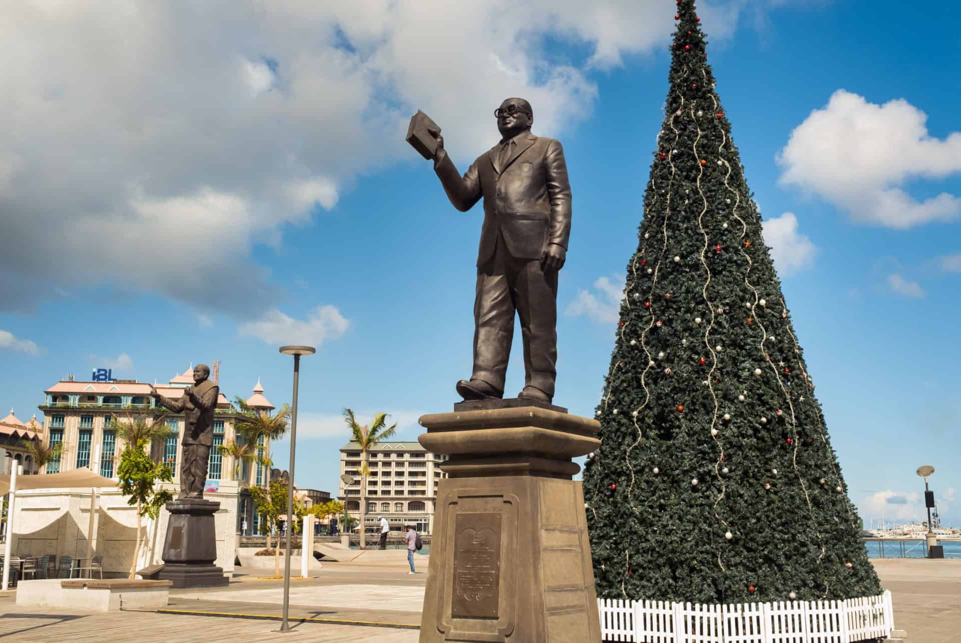 statue de sir seewoosagur ramgoolam port louis