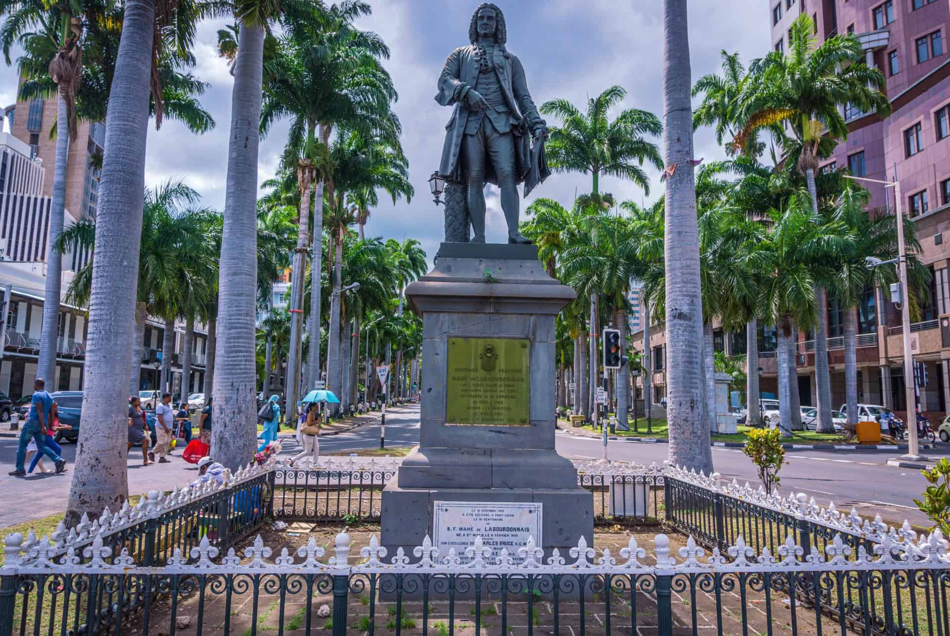 statue mahe de La bourdonnais port louis