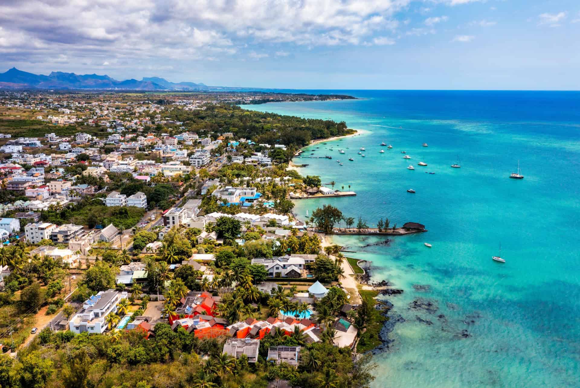plage et quartier mont choisy soleil en juillet a maurice